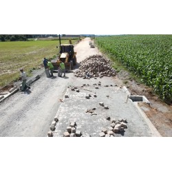 Estrada rural de Campo Largo recebe pavimentação em pedra